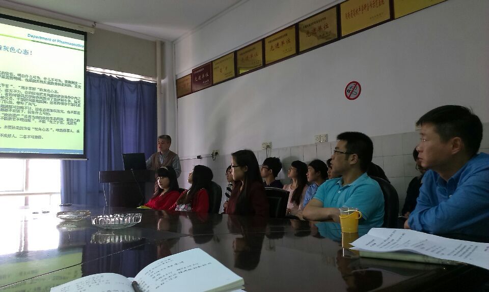 彭书记在给员工党员培训